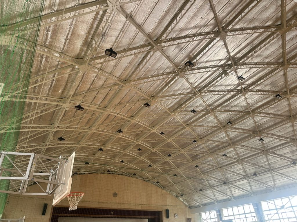 体育館の暑さ対策：リフレクティックスを施工した中学校体育館の天井
